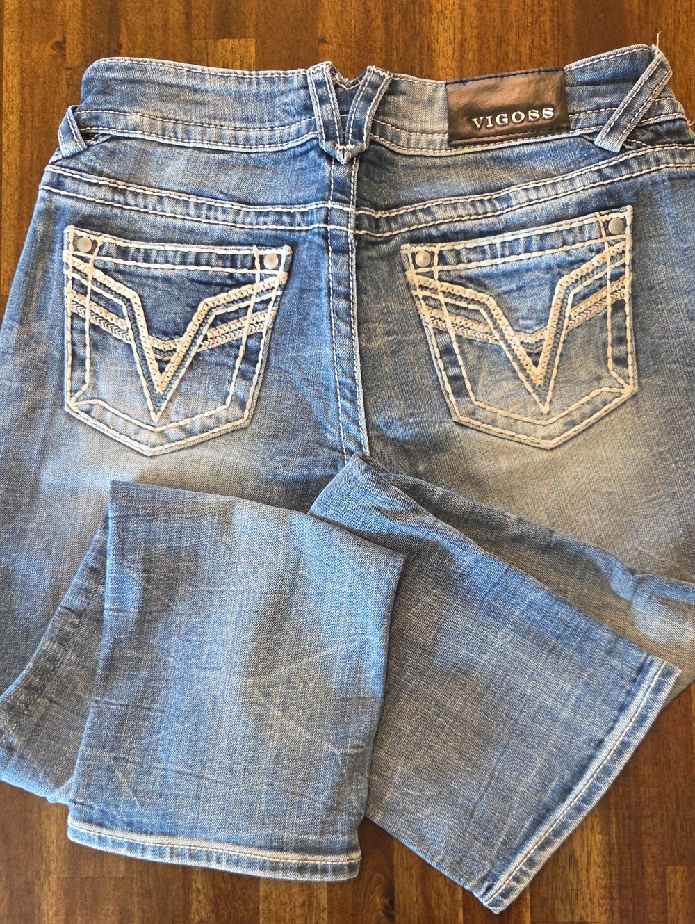 Vigoss Women's Light Wash Crop Jeans with Embroidered Back Pockets